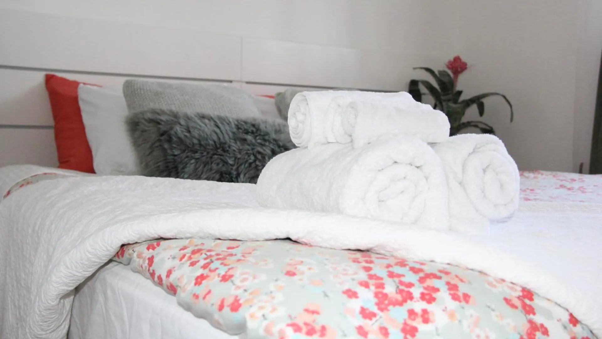 Apartment Serene Don River Retreat- 2Br Suite, Private Patio, Free Breakfast & Parking Toronto