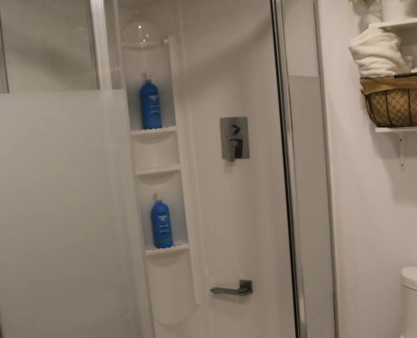 Serene Don River Retreat- 2Br Suite, Private Patio, Free Breakfast & Parking Toronto