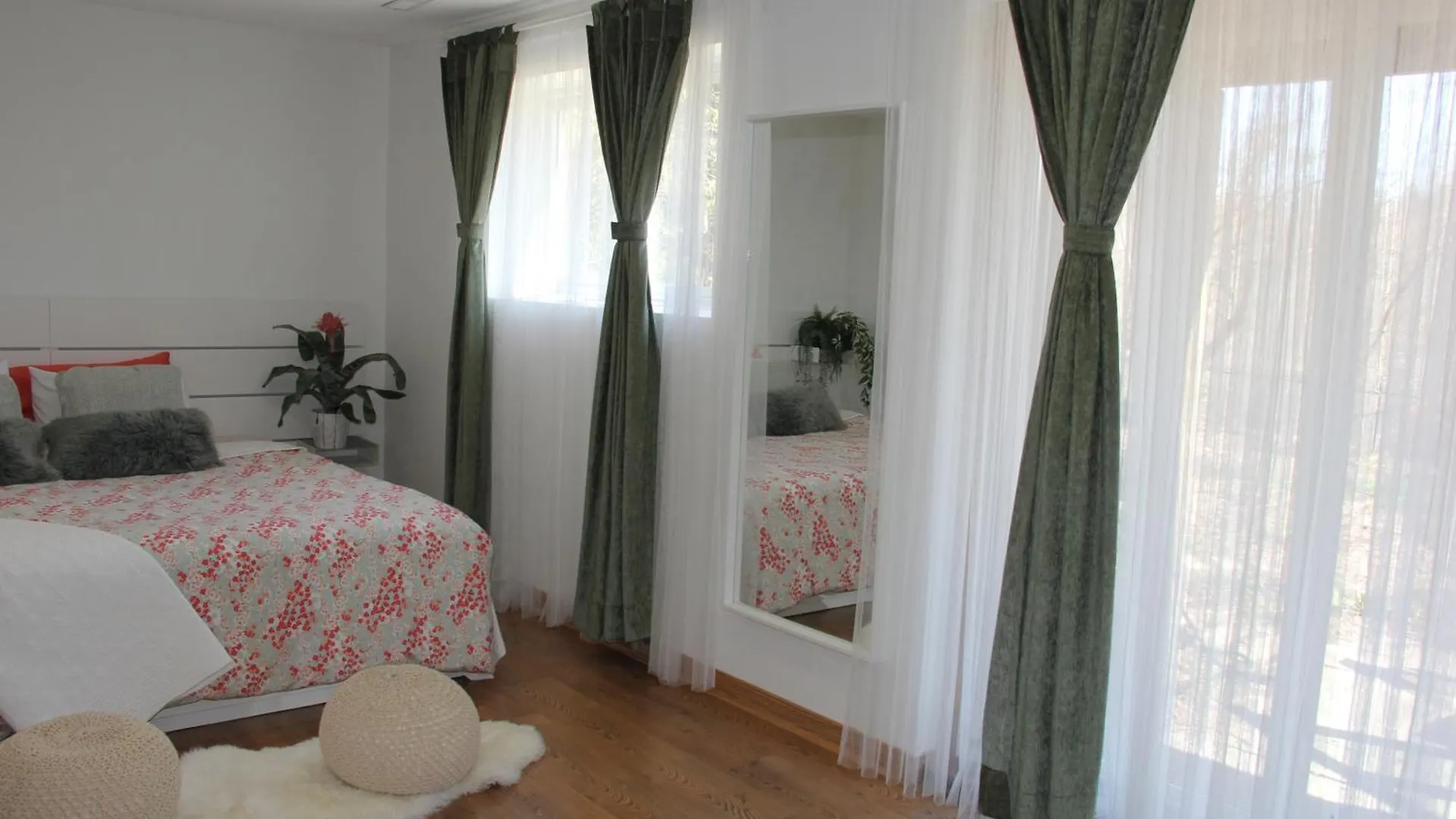 Serene Don River Retreat- 2Br Suite, Private Patio, Free Breakfast & Parking Toronto Apartment