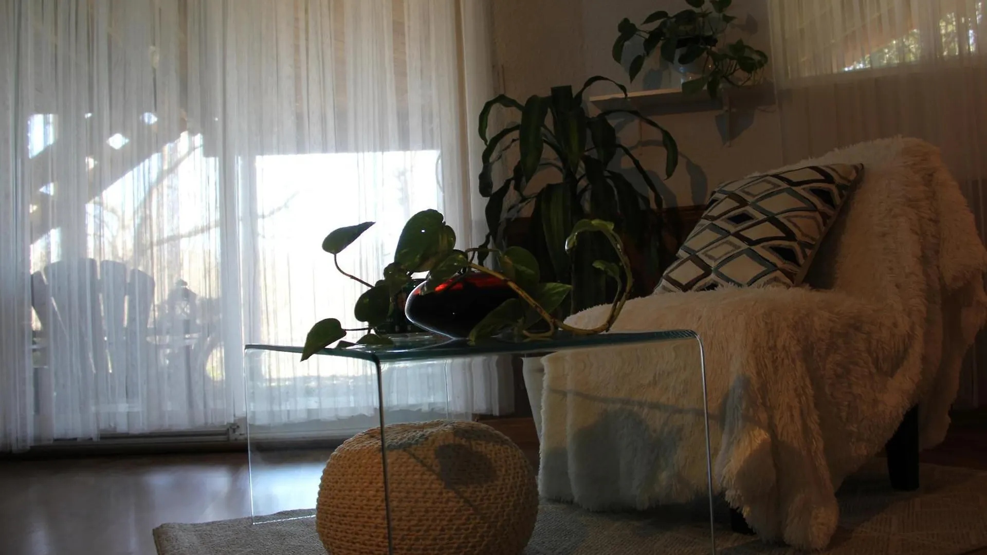 Serene Don River Retreat- 2Br Suite, Private Patio, Free Breakfast & Parking Toronto 0*,  Canada