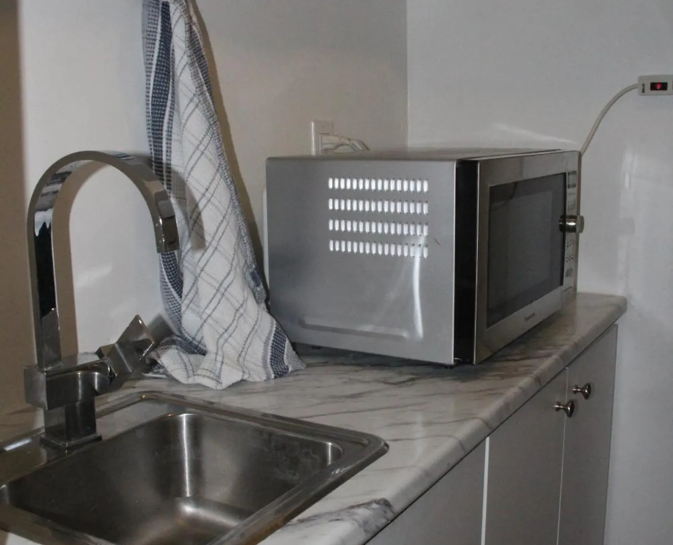 Serene Don River Retreat- 2Br Suite, Private Patio, Free Breakfast & Parking Toronto 0*,